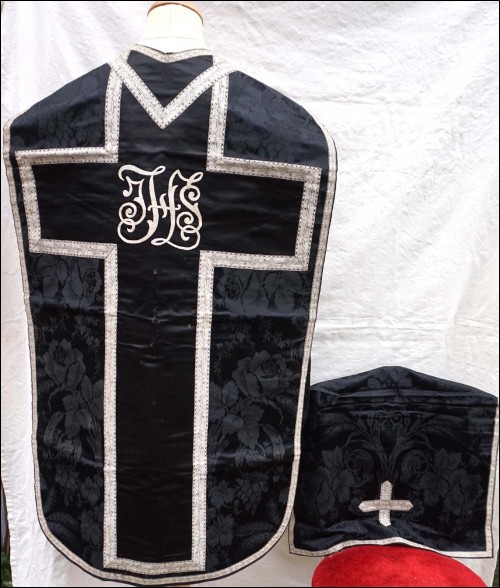 Chasuble with Cover Chalice in Damask Silk and Silver Braid