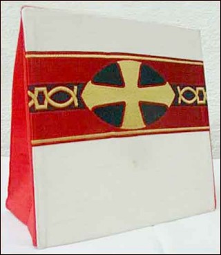 Burse in white damask