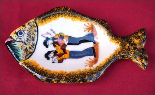 HENRIOT QUIMPER Musicians Bagpipe Fish Shaped Small Dish Tidy Faience